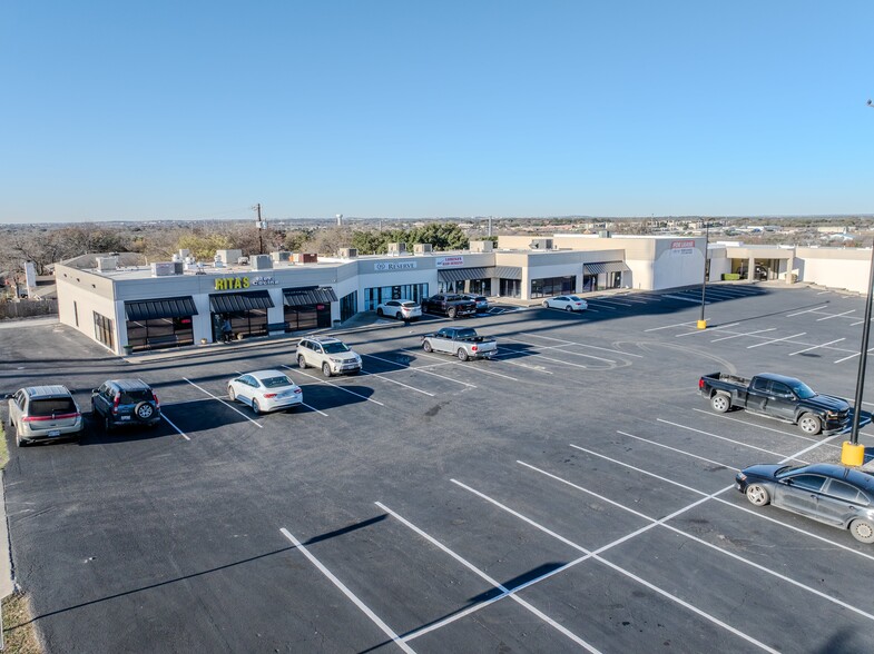 6400-6422 Bandera Rd, Leon Valley, TX for lease - Building Photo - Image 1 of 25