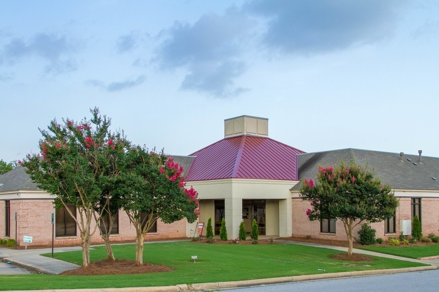 4142 Carmichael Rd, Montgomery, AL 36106