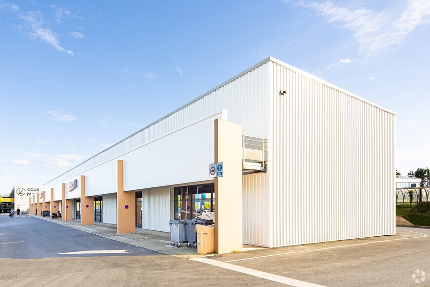 Flex in Les Ulis for lease - Building Photo - Image 2 of 2