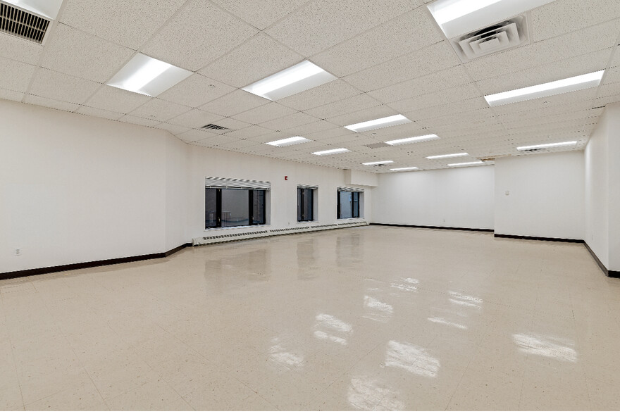 1055 Saint Johns Pl, Brooklyn, NY for lease - Building Photo - Image 3 of 9