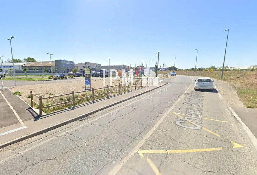 Retail in Istres for lease - Building Photo - Image 2 of 5