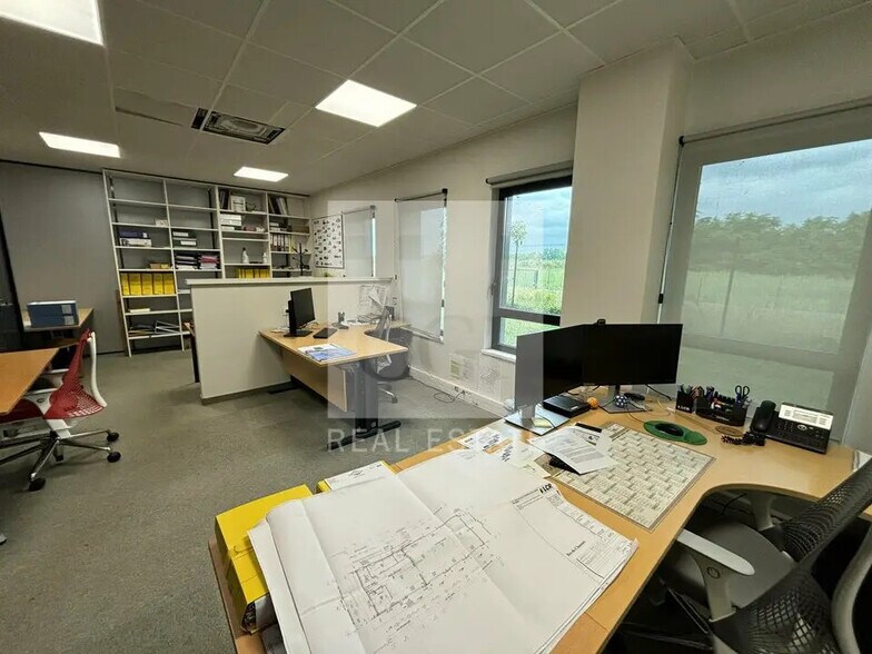 Office in Saint-Priest for lease - Interior Photo - Image 2 of 9