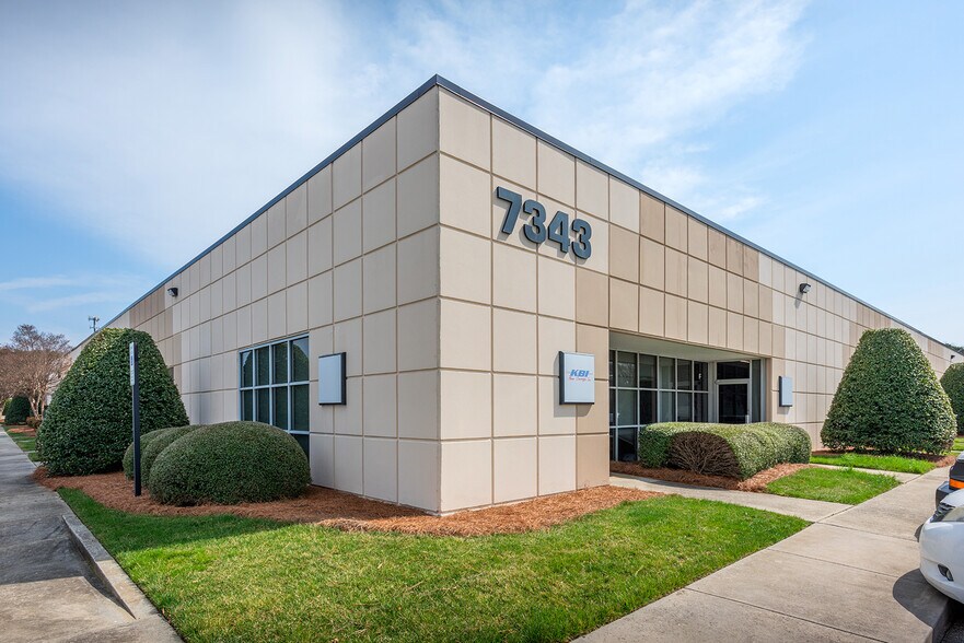 7343 W Friendly Ave, Greensboro, NC for lease - Primary Photo - Image 1 of 14