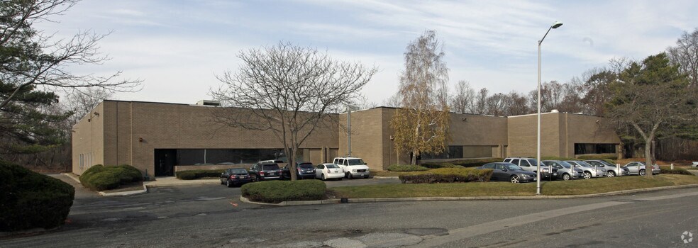 10-40 Constance Ct, Hauppauge, NY for sale - Primary Photo - Image 1 of 1