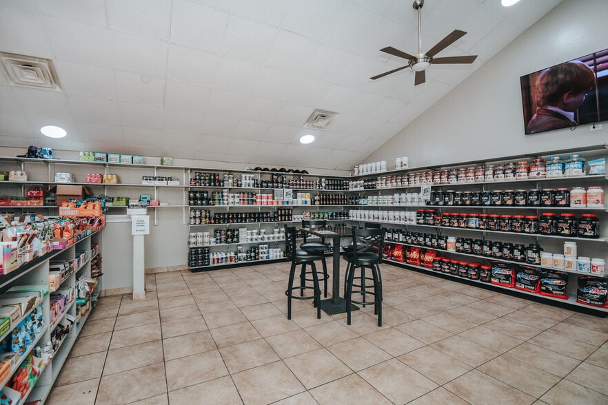 6801 N Navarro St, Victoria, TX for lease - Building Photo - Image 3 of 14
