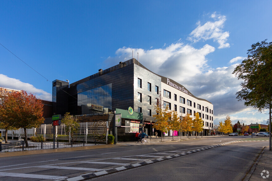 Calle del Poeta José Hierro, 1, Pinto, Madrid for sale - Building Photo - Image 3 of 5