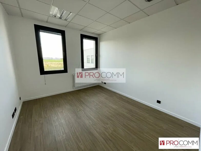 Office in Chartres for lease - Interior Photo - Image 2 of 12