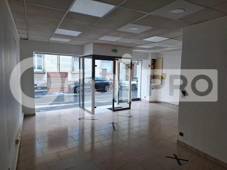 Retail in Compiègne for lease - Building Photo - Image 2 of 5