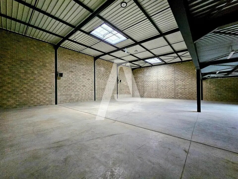 Location Local d'activités 240 m² - Photo 1