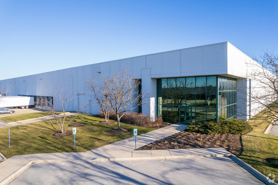 340 W Crossroads Pky, Bolingbrook, IL for lease - Primary Photo - Image 1 of 9