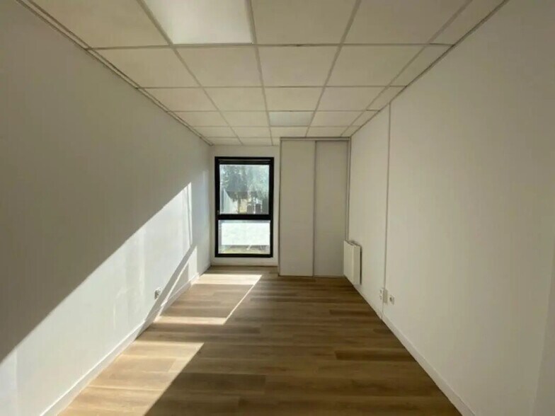Office in Saint-Grégoire for lease - Interior Photo - Image 3 of 13