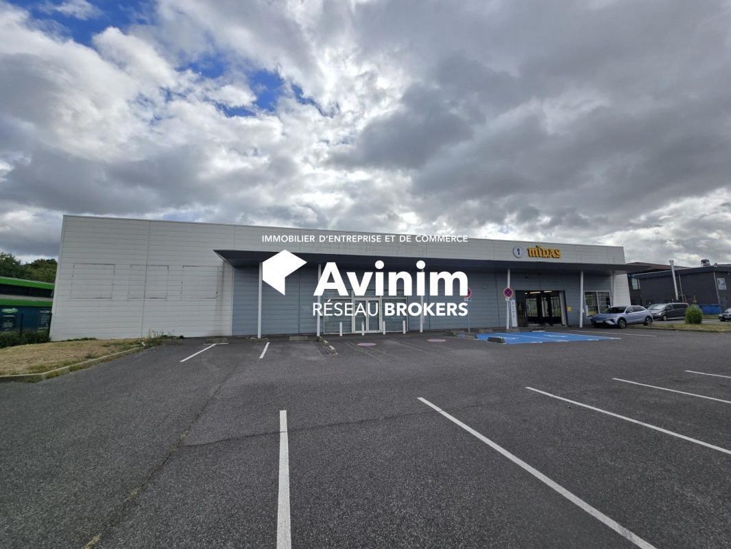 Retail in Saint Maximin for lease Building Photo- Image 1 of 4