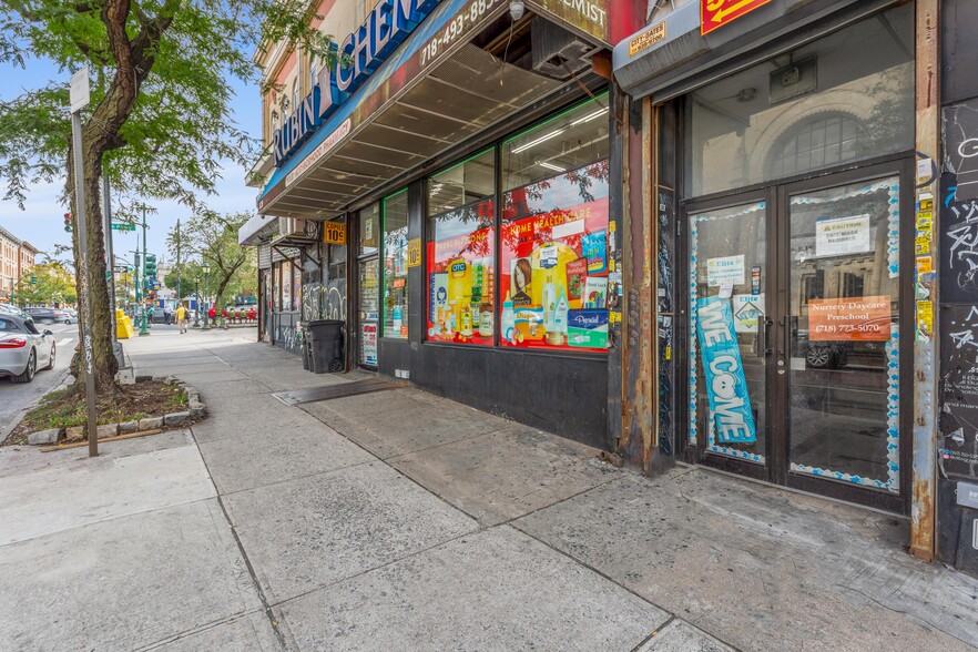 527 Eastern Pky, Brooklyn, NY for lease - Primary Photo - Image 2 of 4