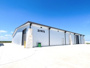 21901 US-79 Hwy, Taylor, TX for lease Building Photo- Image 1 of 3