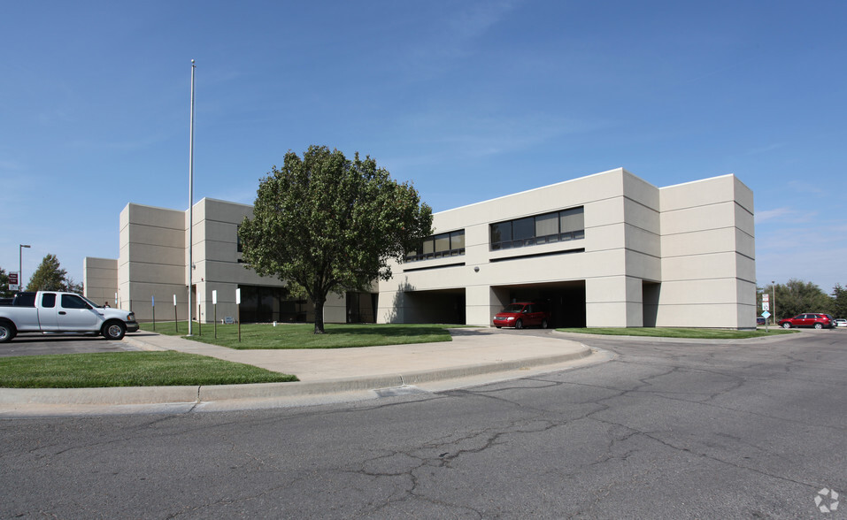 8338 W 13th St N, Wichita, KS for lease - Building Photo - Image 1 of 9