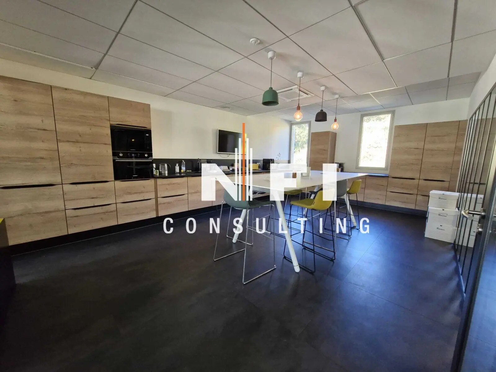 Office in Cagnes-sur-Mer for lease Building Photo- Image 1 of 21