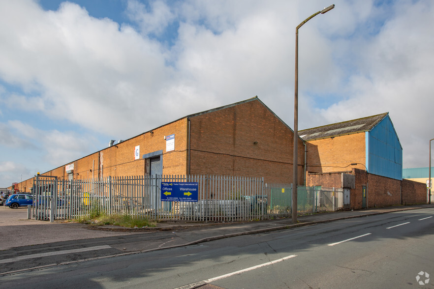 Cross St, Bilston for lease - Primary Photo - Image 1 of 4