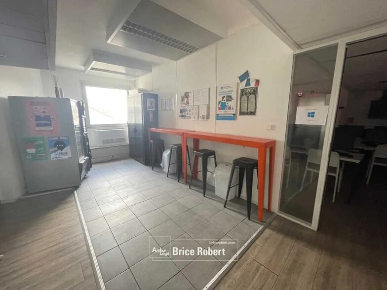 Office in Villeurbanne for lease - Interior Photo - Image 2 of 5