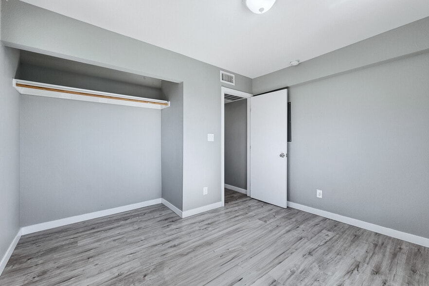 521 Calcaterra Cir, Las Vegas, NV for sale - Building Photo - Image 3 of 52