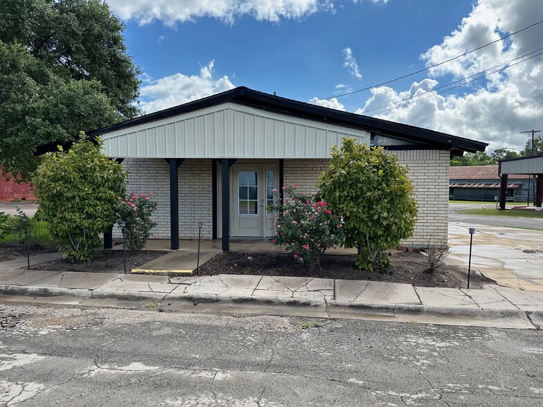 220 N 4th St, Silsbee, TX for lease - Building Photo - Image 1 of 11