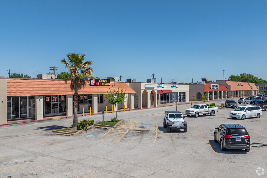 2211-2225 Southmore Ave, Pasadena, TX for lease - Building Photo - Image 3 of 26