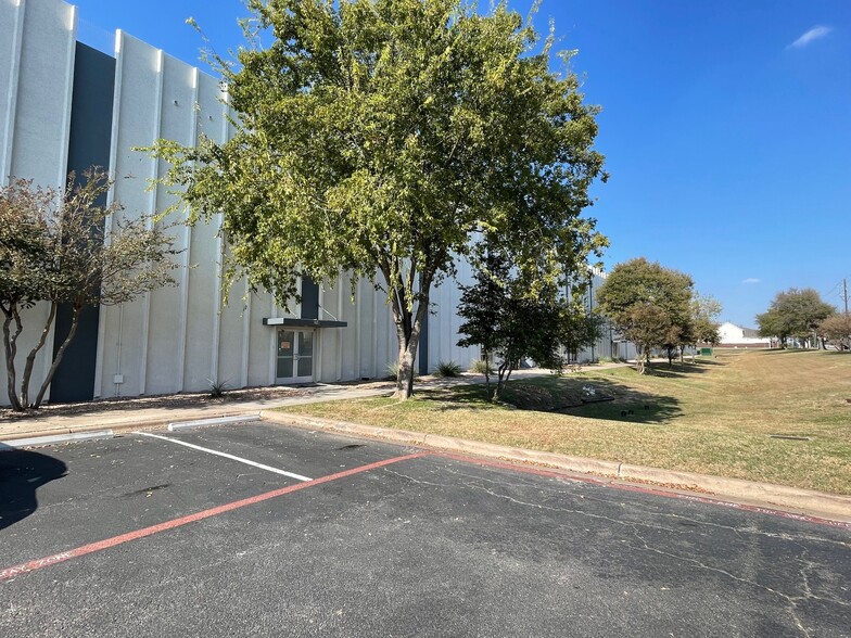 15508 Bratton Ln, Austin, TX for lease - Building Photo - Image 2 of 8