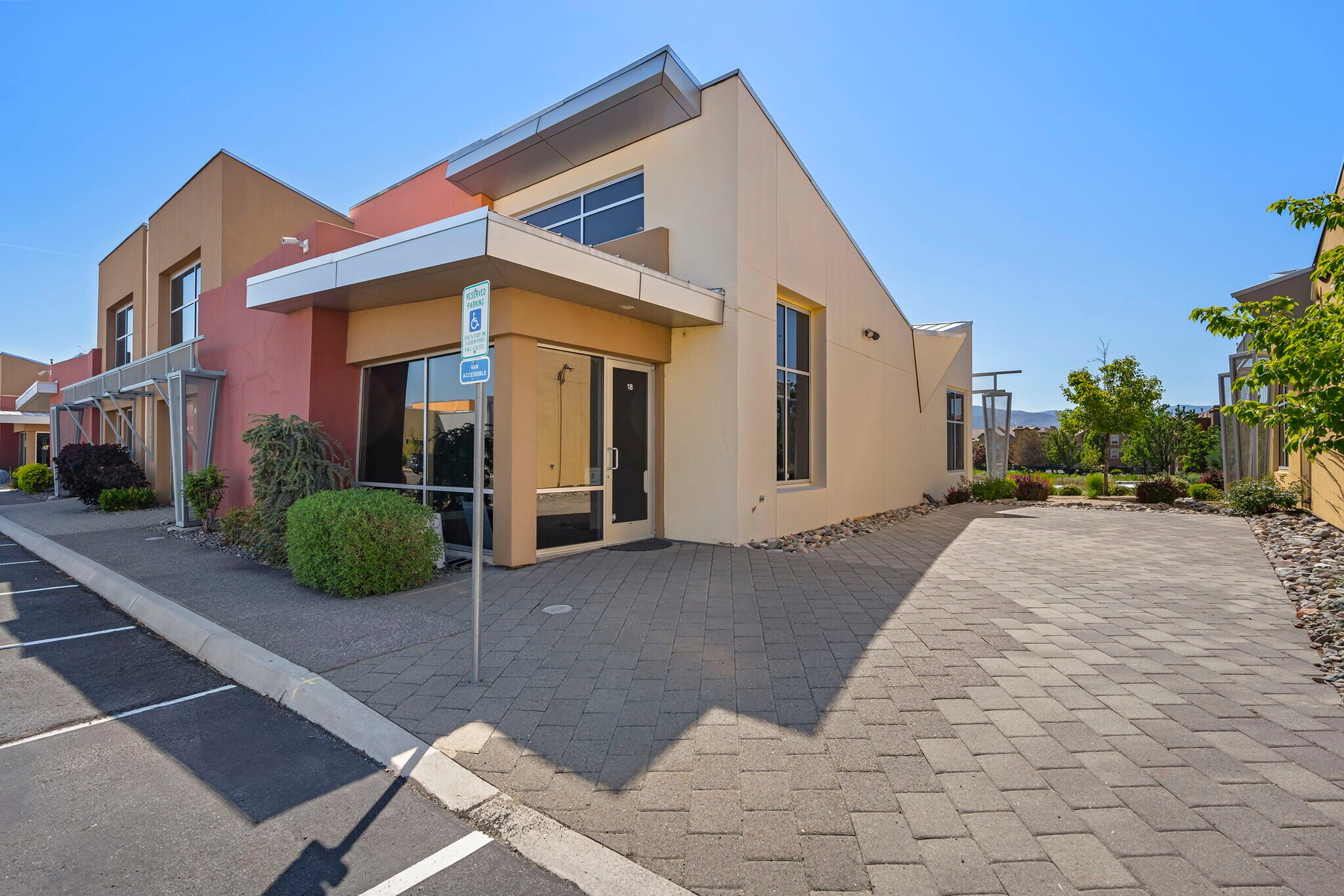 9437 Double Diamond Pky, Reno, NV for lease Primary Photo- Image 1 of 3