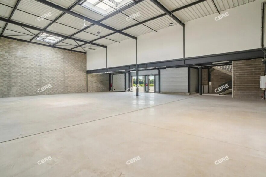 Flex in Marolles-en-Hurepoix for lease - Interior Photo - Image 2 of 10