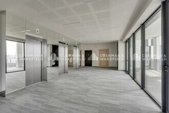 5 Rue Simone Veil, Vénissieux for lease Interior Photo- Image 1 of 5