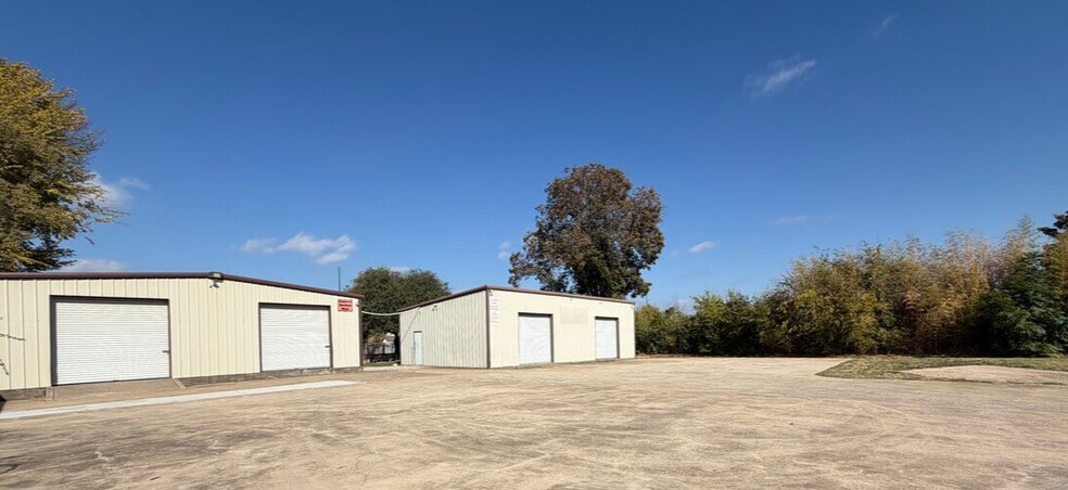 2616 Manor Way, Dallas, TX for lease - Building Photo - Image 2 of 4