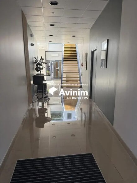 Office in Chantilly for lease - Lobby - Image 2 of 3