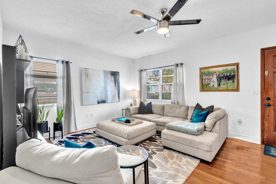 836 W 40th St, Miami Beach, FL for sale - Interior Photo - Image 2 of 41