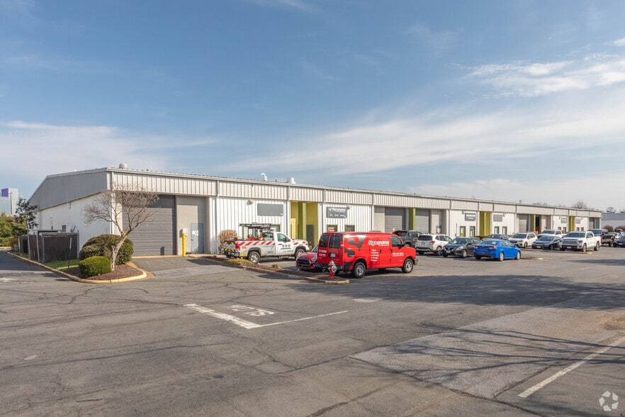 308-330 Victory Dr, Herndon, VA for lease - Primary Photo - Image 1 of 3