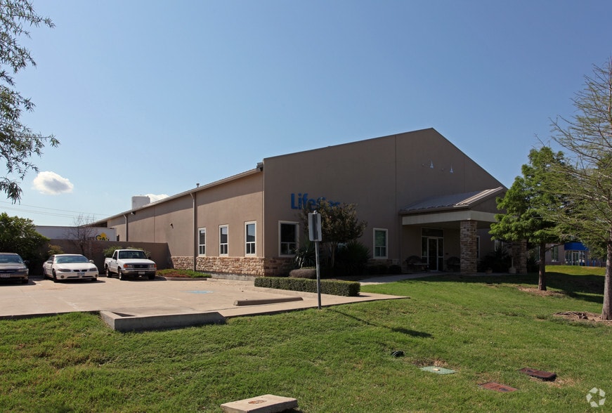 13750 Diplomat Dr, Dallas, TX for lease - Primary Photo - Image 1 of 4