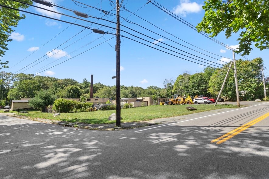 80 Jackson Flat Rd, Hope, RI for sale - Building Photo - Image 2 of 37