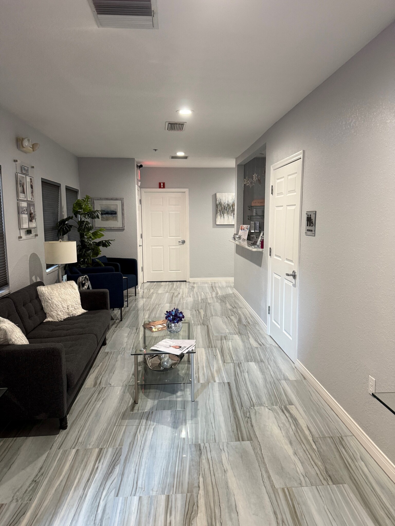 421 Commercial Ct, Venice, FL for lease Interior Photo- Image 1 of 13