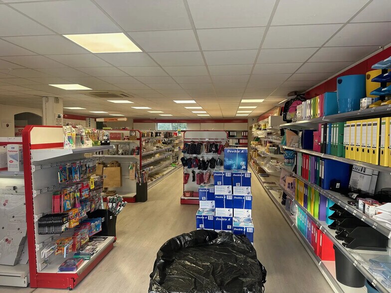 Retail in Istres for lease - Interior Photo - Image 2 of 7