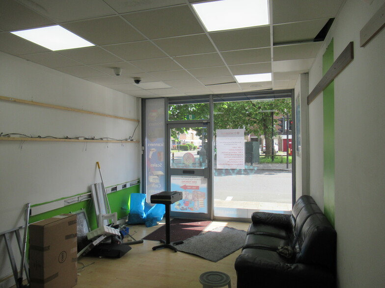 176 Merton High St, London for lease - Building Photo - Image 2 of 3