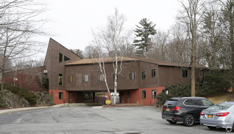 7 Pinewoods Rd, Hyde Park, NY for lease - Primary Photo - Image 1 of 8