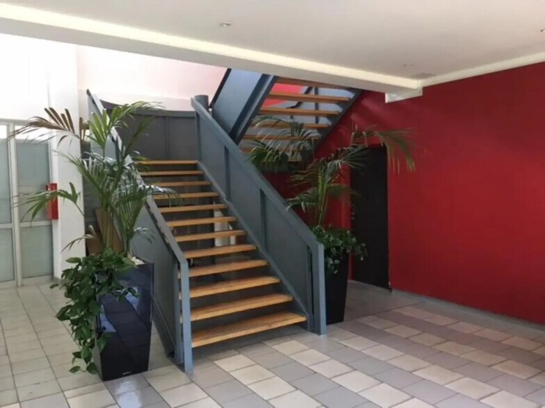 Office in Aix-en-Provence for lease - Lobby - Image 2 of 9