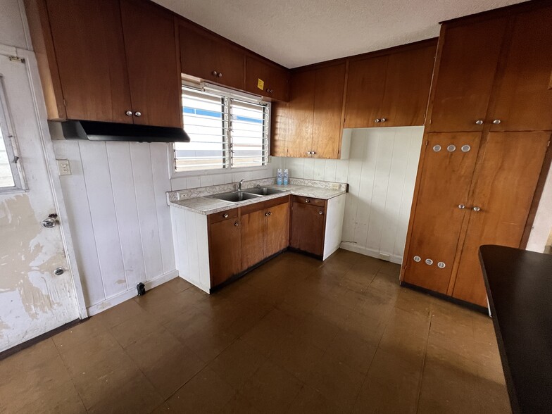 94-168 Leoleo St, Waipahu, HI for sale - Interior Photo - Image 3 of 9