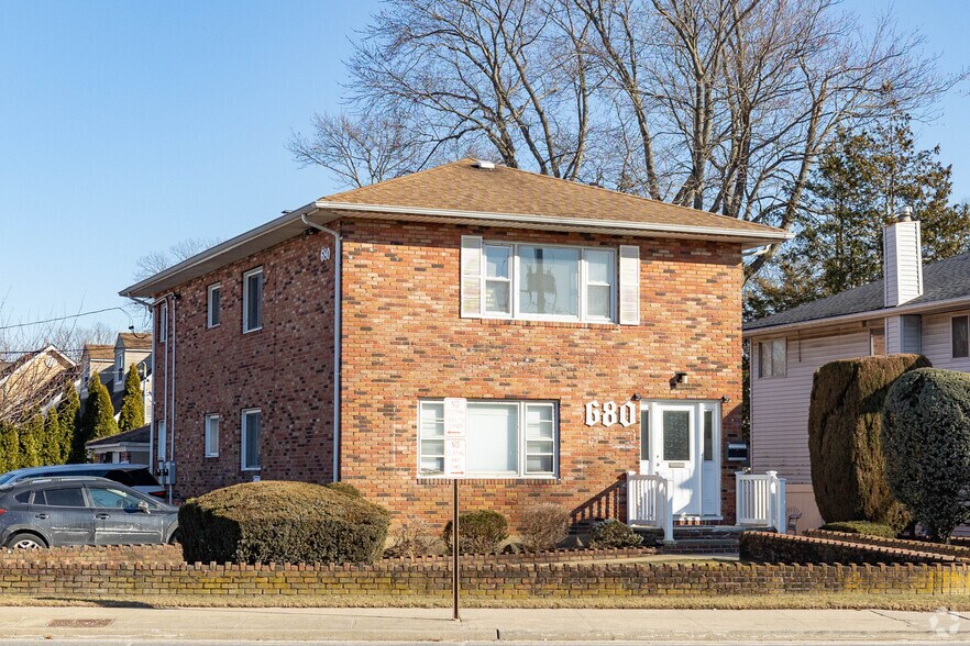 680 Broadway, Massapequa, NY for sale - Primary Photo - Image 1 of 1