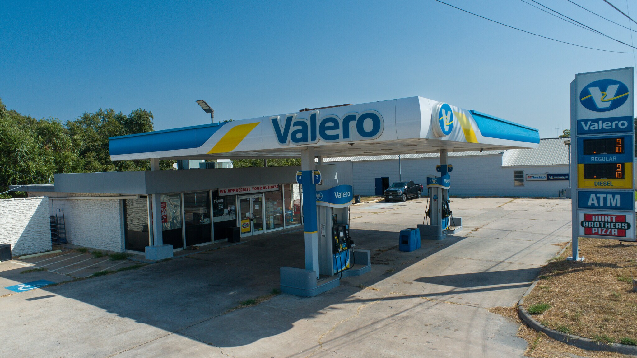 414 W Fairwinds, Hallettsville, TX for sale Building Photo- Image 1 of 1