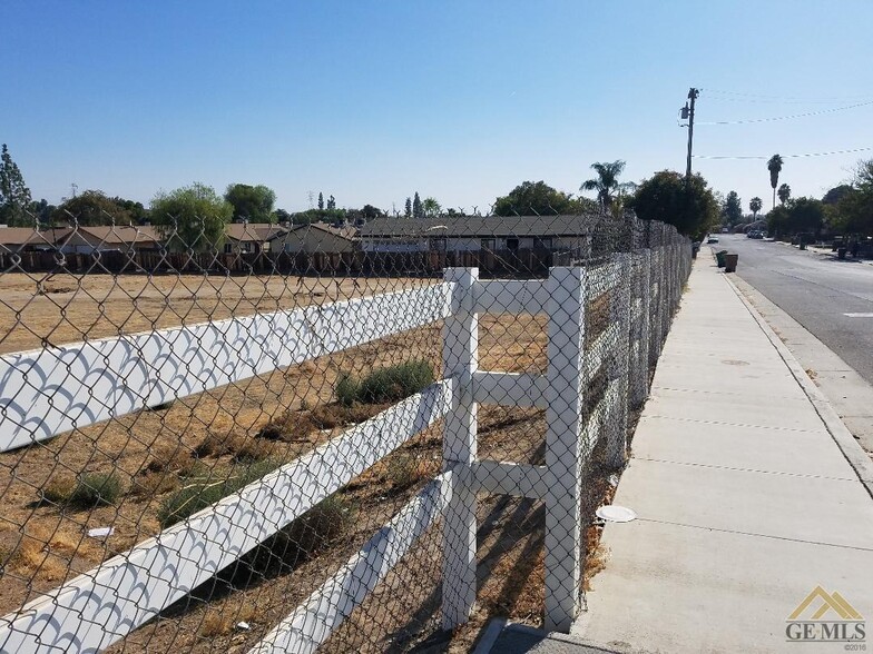 828 Iris St, Bakersfield, CA for sale - Building Photo - Image 2 of 7