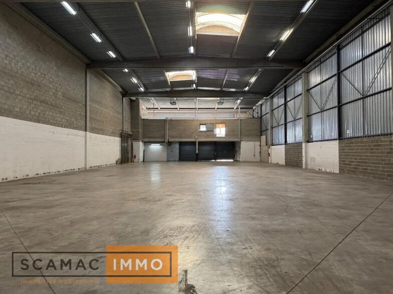 Industrial in Combs-la-Ville for lease - Building Photo - Image 1 of 13