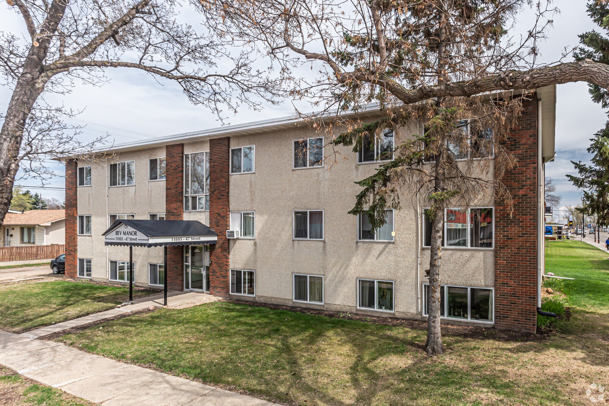 11805 47th St NW, Edmonton, AB for sale Primary Photo- Image 1 of 1
