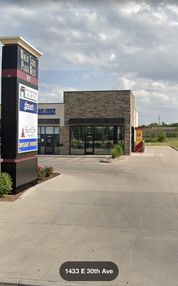 1435 E 30th Ave, Hutchinson, KS for lease - Building Photo - Image 1 of 10