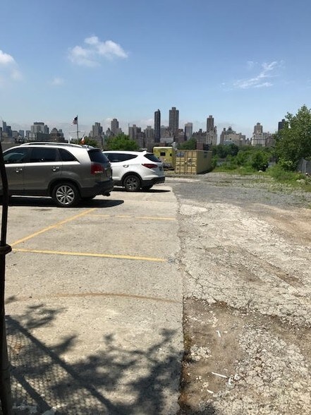 31-2 Vernon Blvd, Astoria, NY for sale - Building Photo - Image 1 of 1