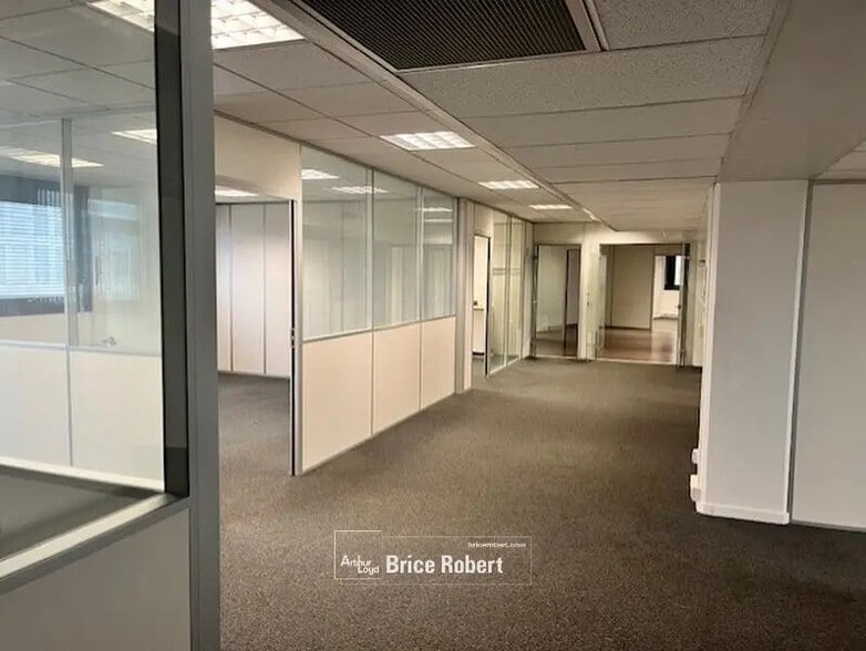 Office in Lyon for lease - Interior Photo - Image 2 of 8