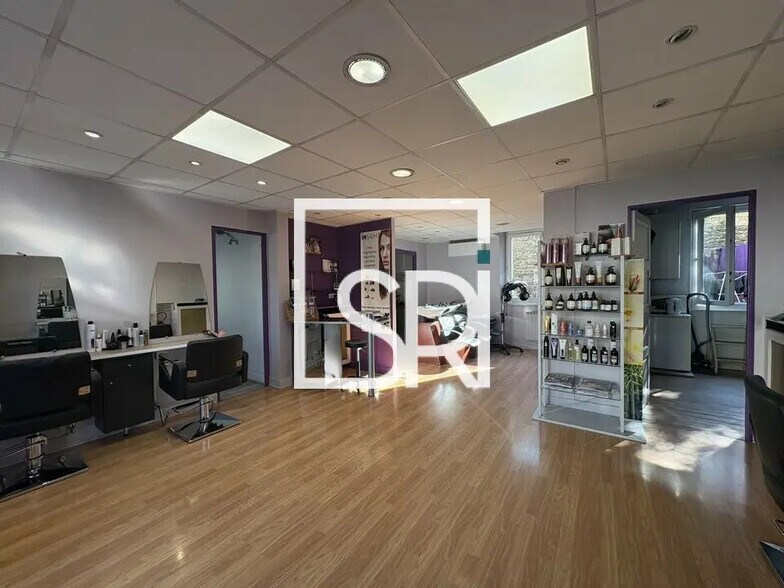 Retail in Clermont-Ferrand for lease - Building Photo - Image 2 of 10